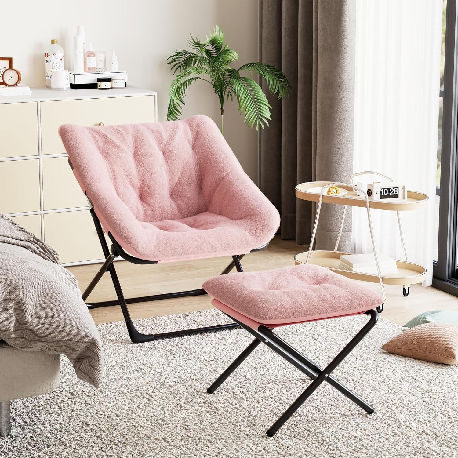 Una soffice poltrona rosa con poggiapiedi coordinato e struttura in metallo nero in una stanza luminosa.