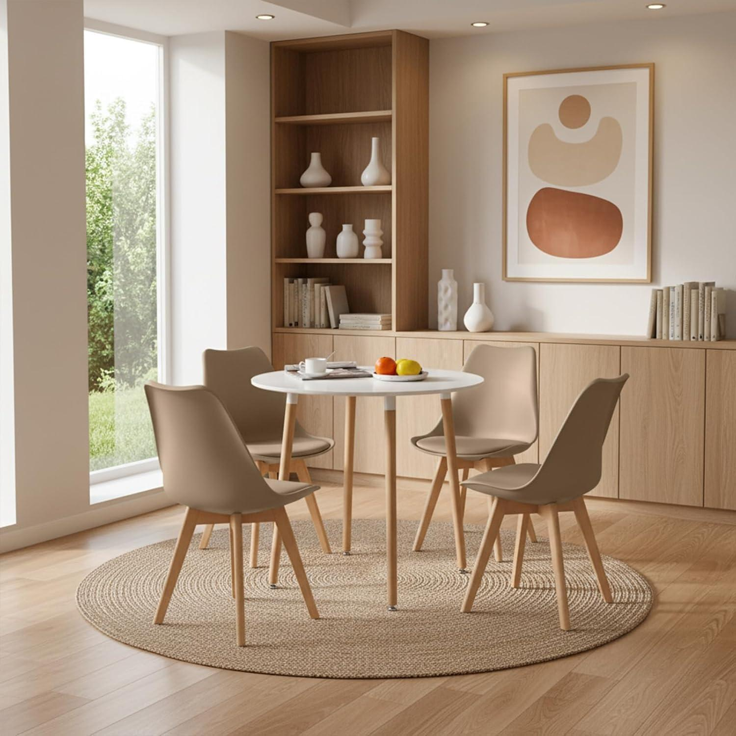 Luminosa zona pranzo con tavolo bianco, quattro sedie beige su tappeto tondo, pavimento in legno e grande finestra.