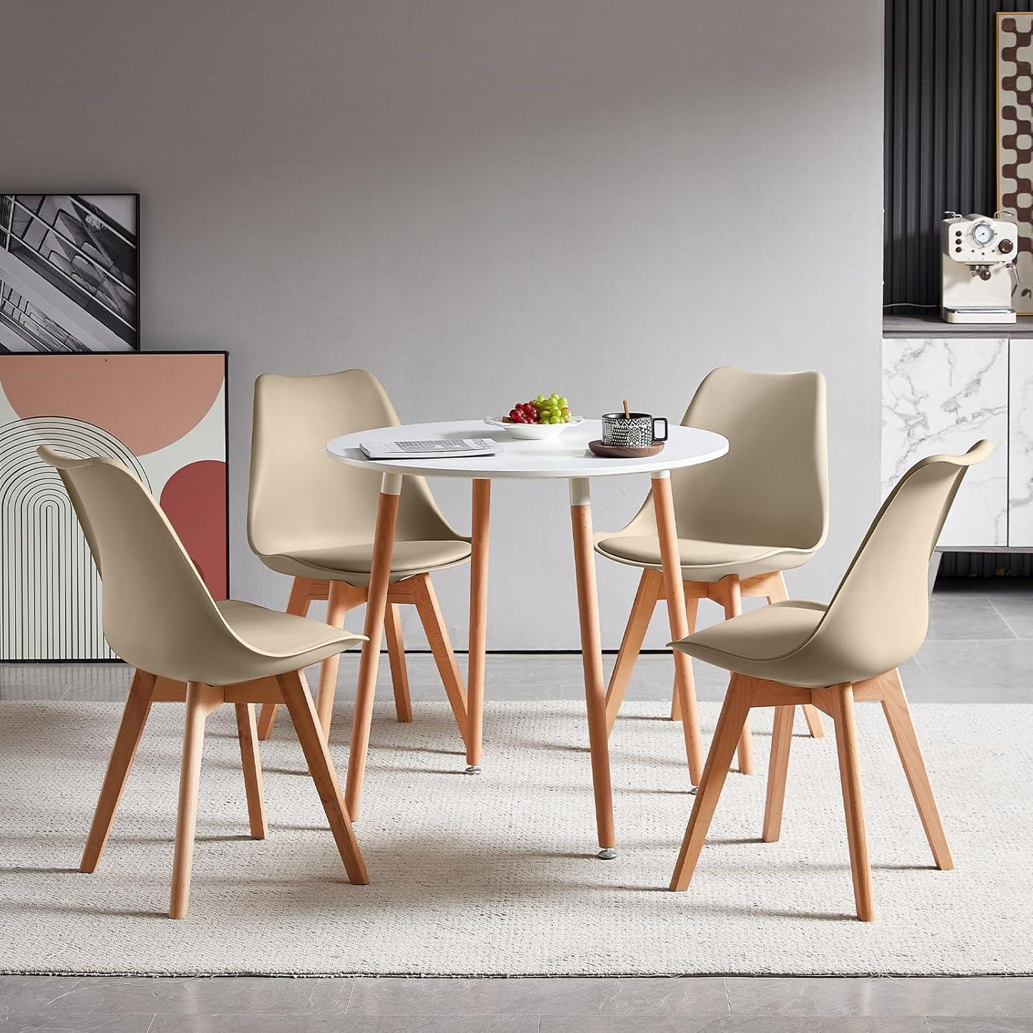 Un tavolo da pranzo rotondo bianco con quattro sedie beige su un tappeto chiaro in una stanza moderna.