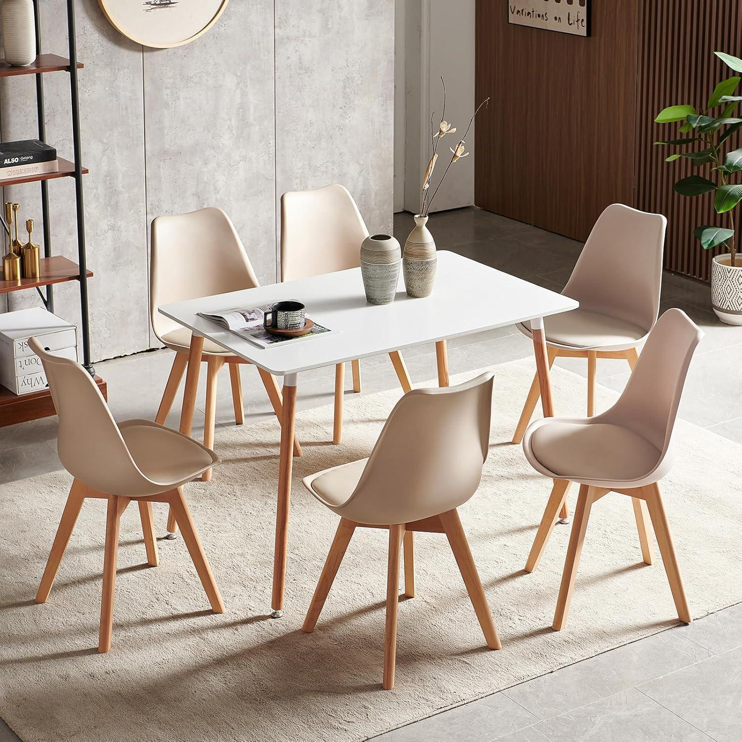 Un tavolo da pranzo bianco con sei sedie beige su un tappeto in una stanza moderna.
