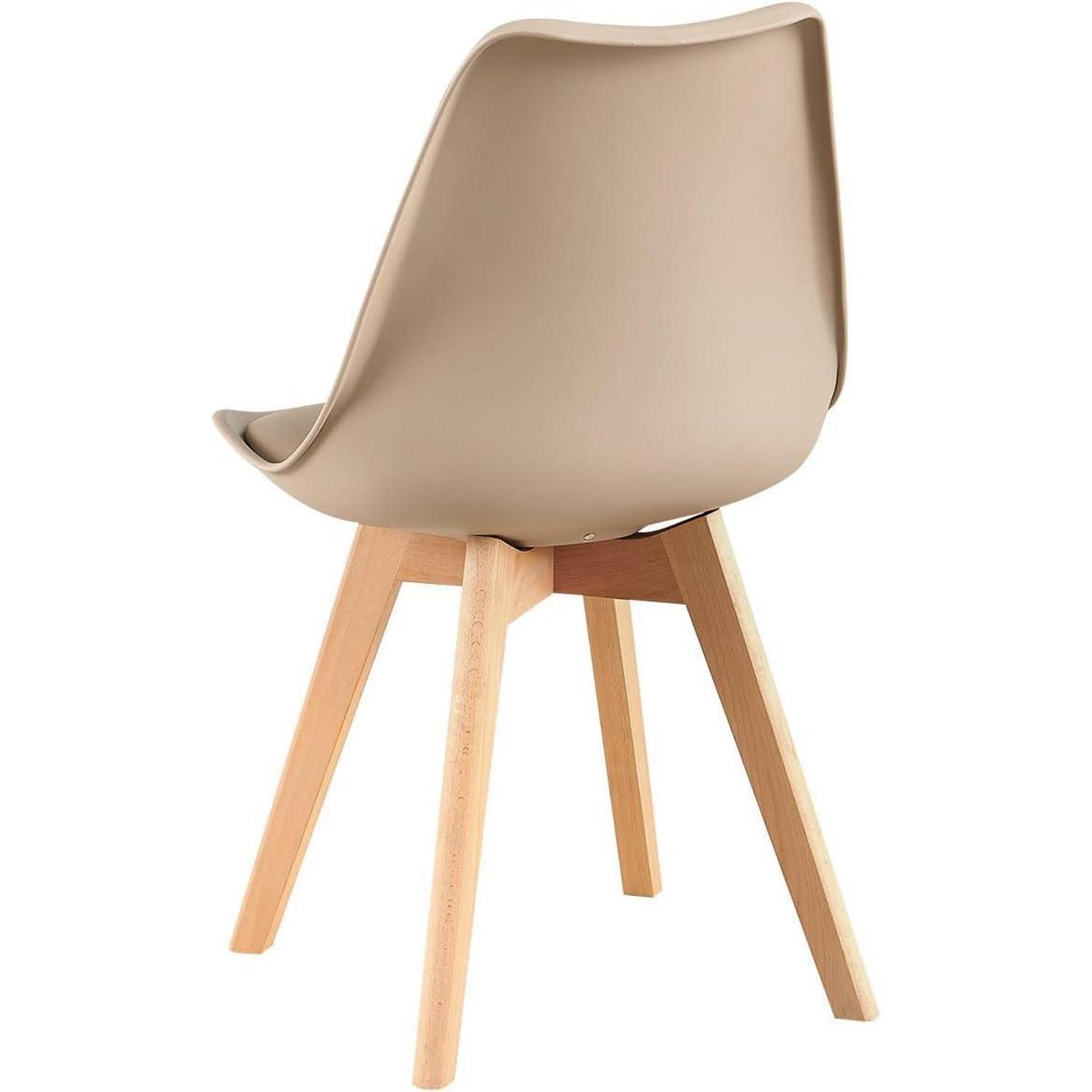 Una sedia beige con gambe in legno su sfondo bianco.