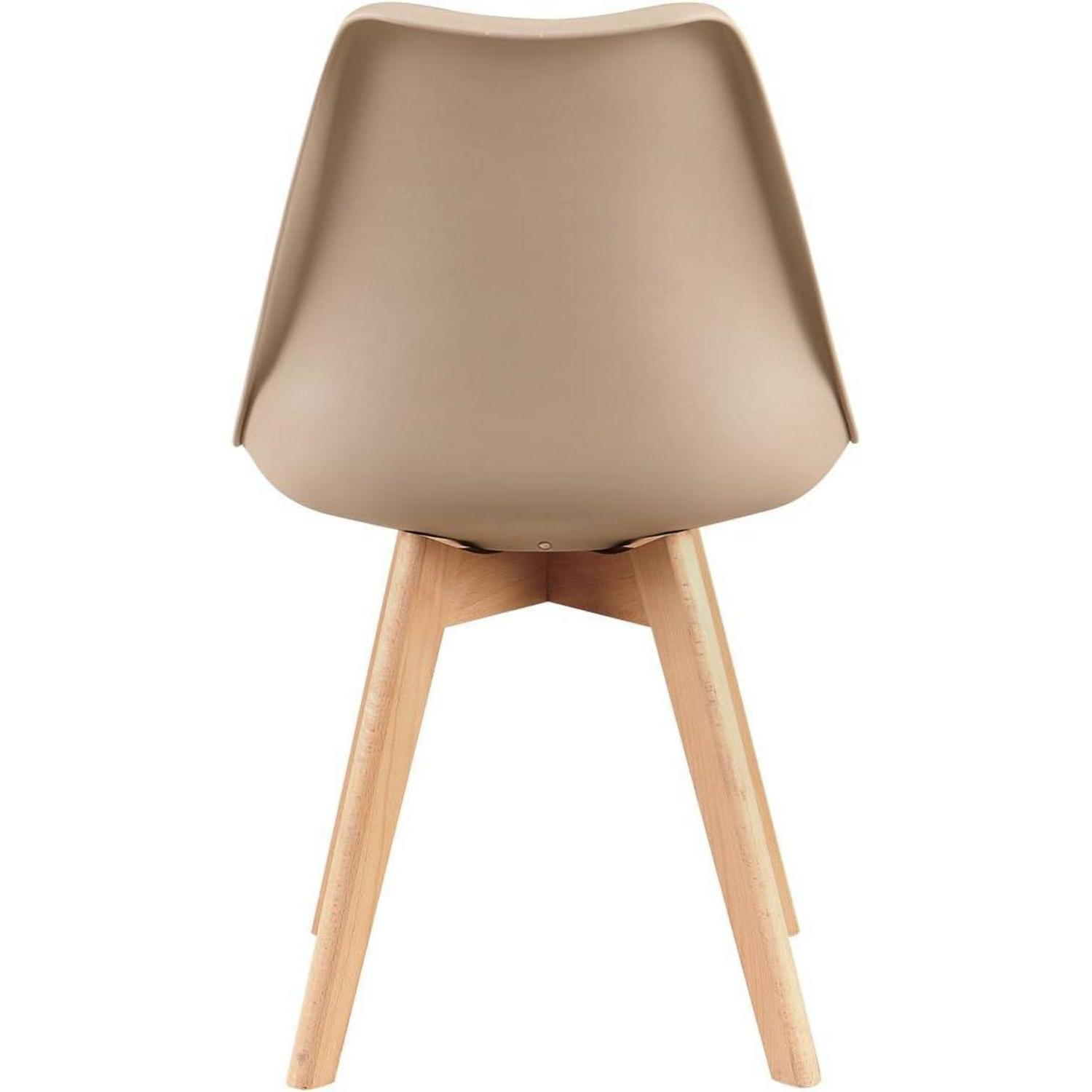 Vista posteriore di una sedia in plastica beige con quattro gambe in legno su sfondo bianco.