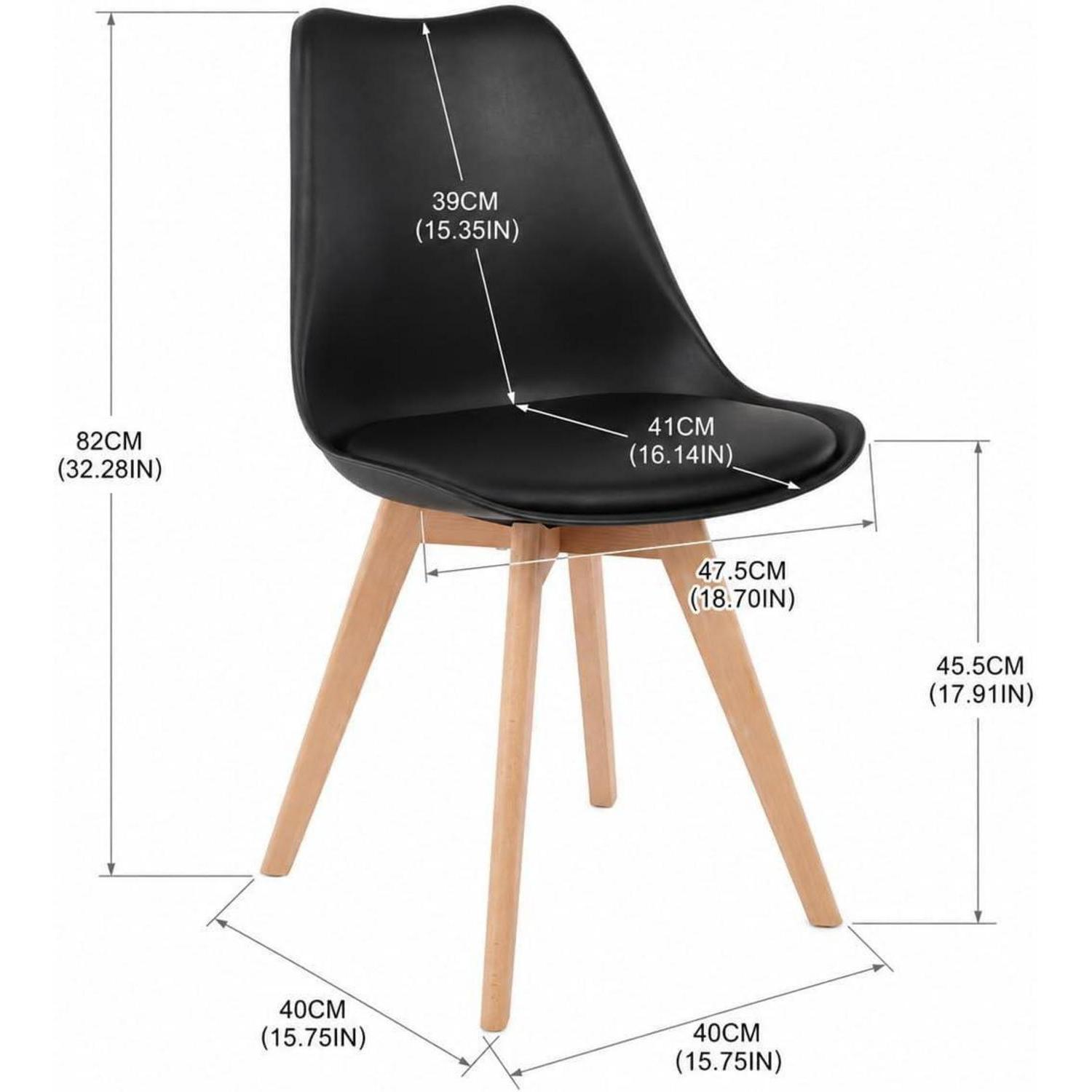 Sedia moderna nera con gambe in legno e frecce di quotatura per altezza e larghezza.