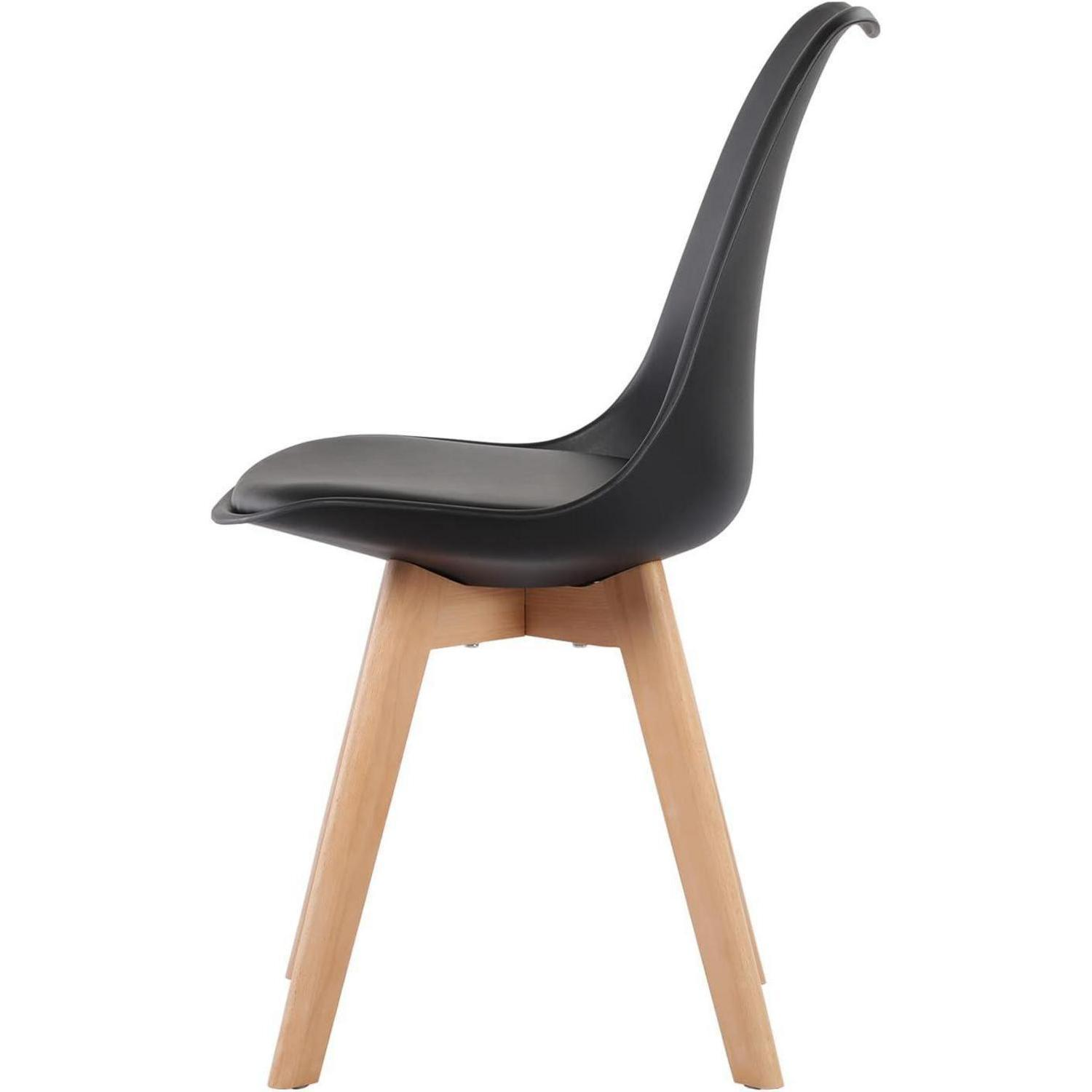 Sedia nera moderna con gambe in legno su sfondo bianco, vista laterale.
