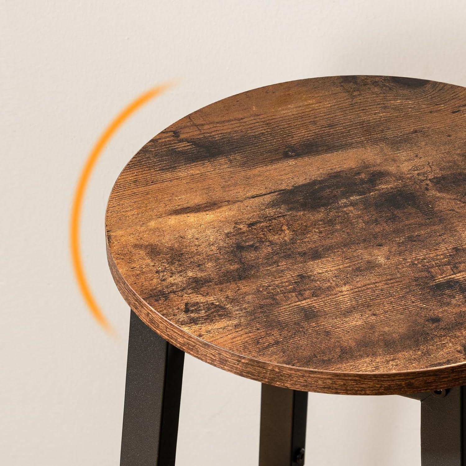 Seduta rotonda in legno marrone di uno sgabello con gambe in metallo nero.