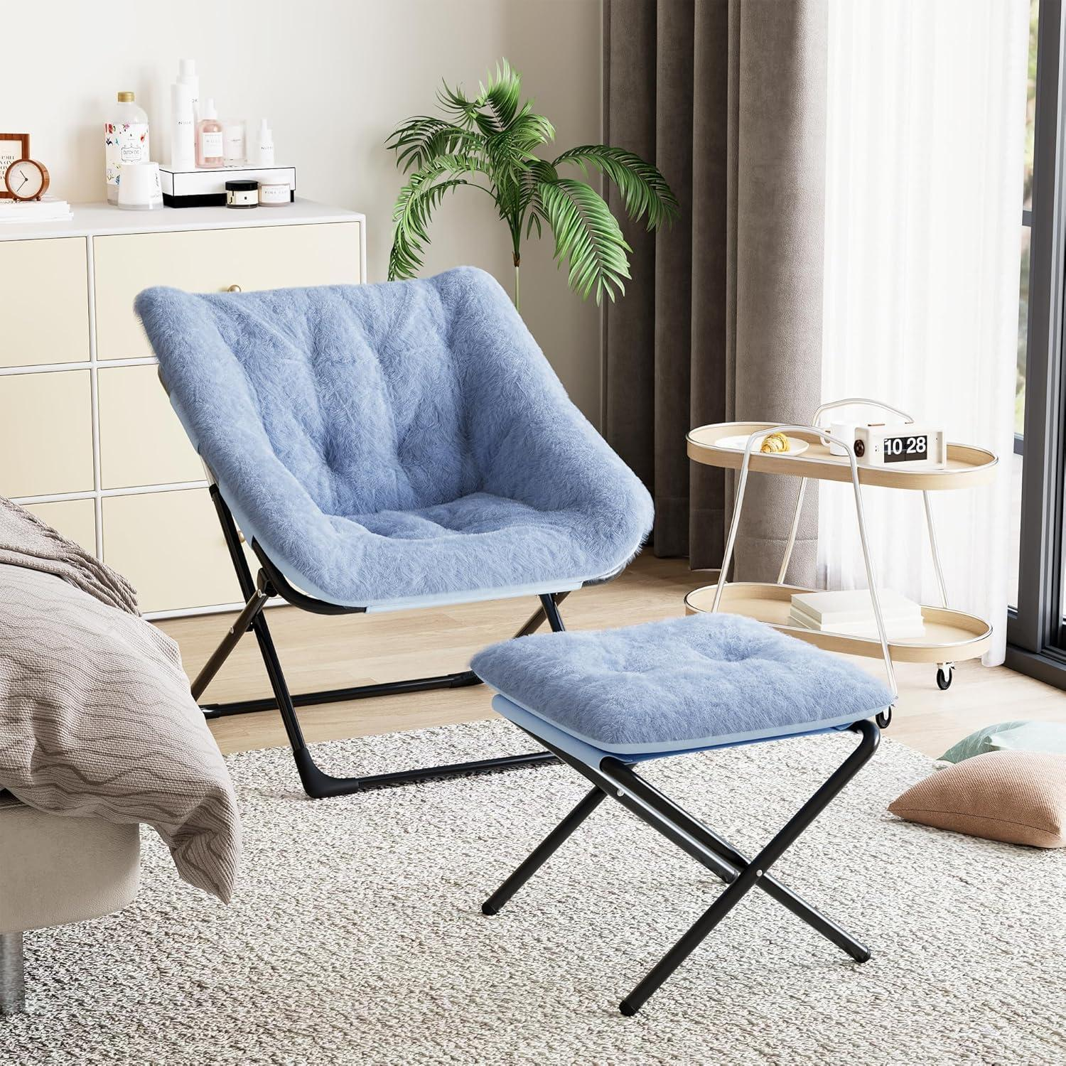 Una poltrona di peluche blu con poggiapiedi abbinato in una stanza luminosa e moderna.