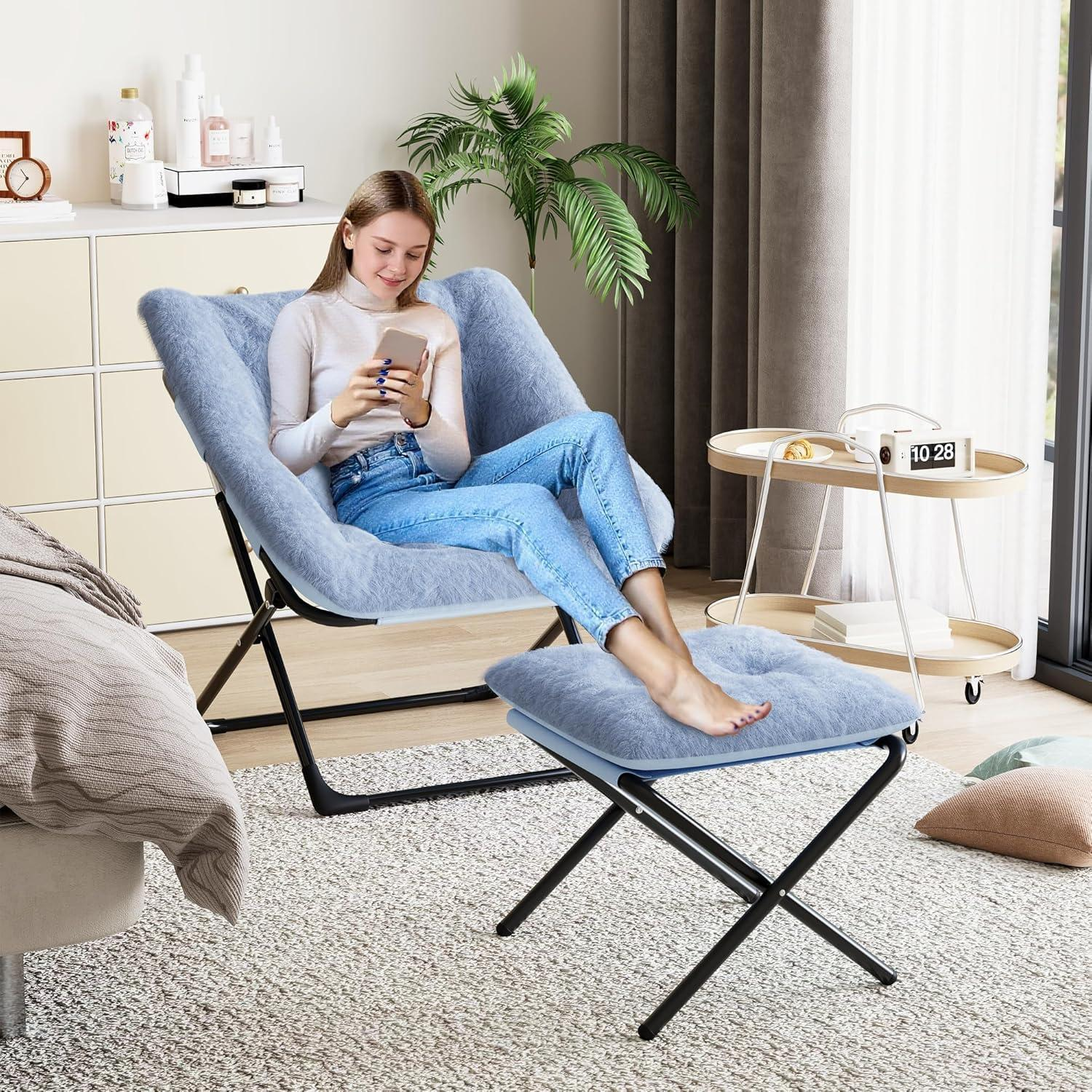 Una donna è seduta su una poltrona pelosa blu, usando il suo smartphone.