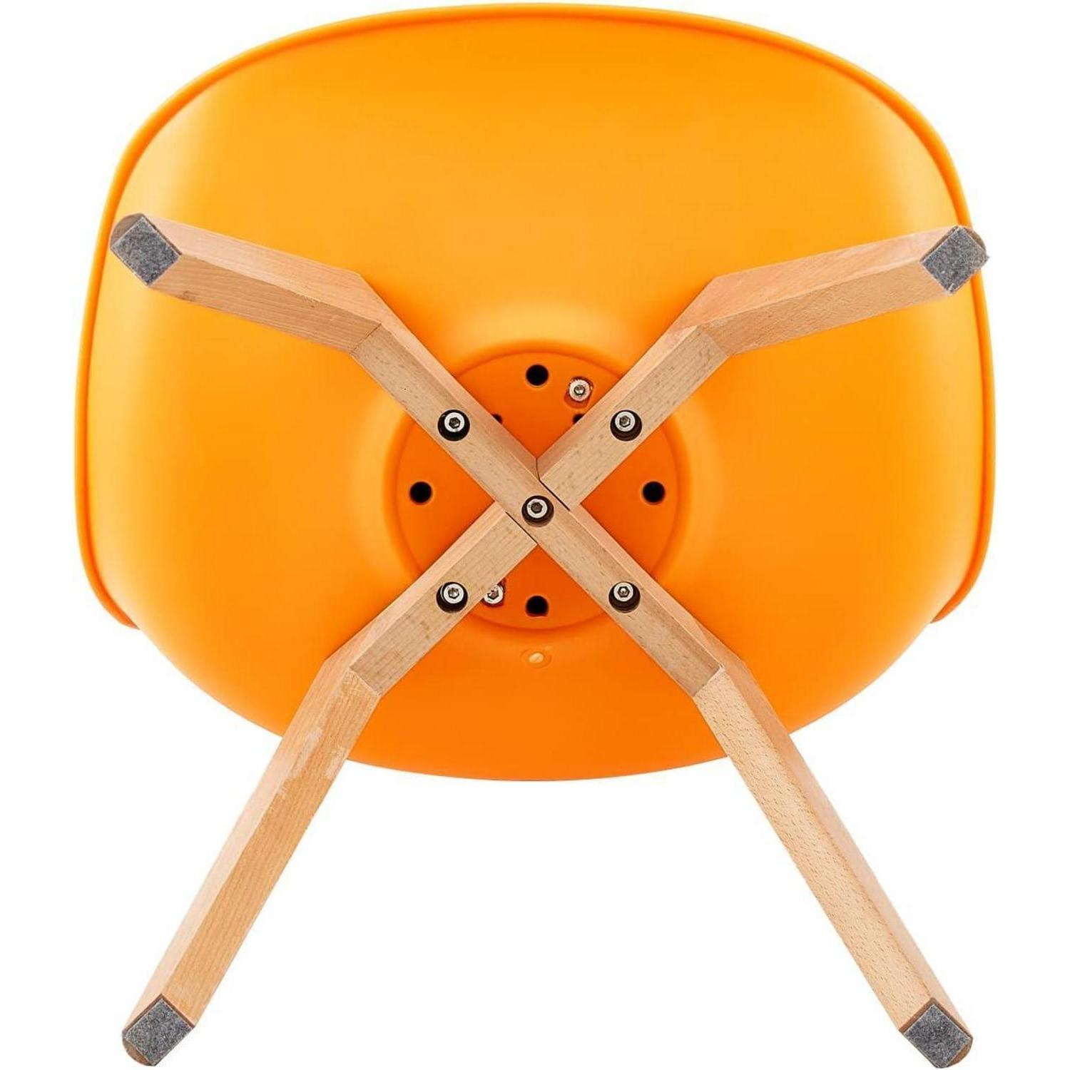 Vista dal basso di una sedia arancione brillante con quattro gambe di legno fissate con viti di metallo.