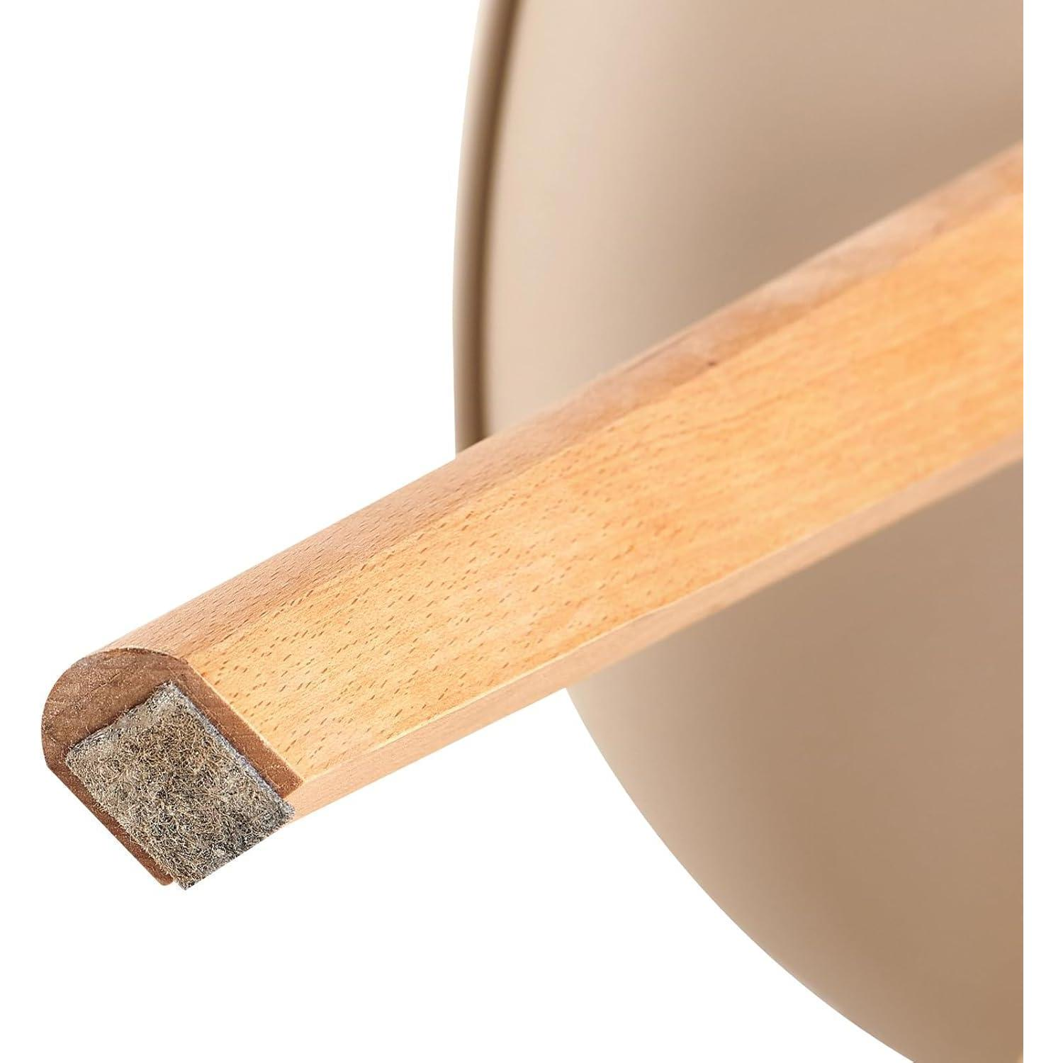 Gamba di sedia in legno con feltrino grigio sul fondo, su sfondo beige chiaro.