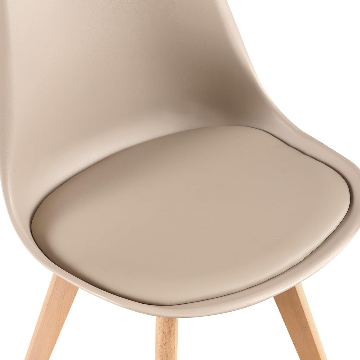 Sedia beige con cuscino e gambe in legno chiaro su sfondo bianco.