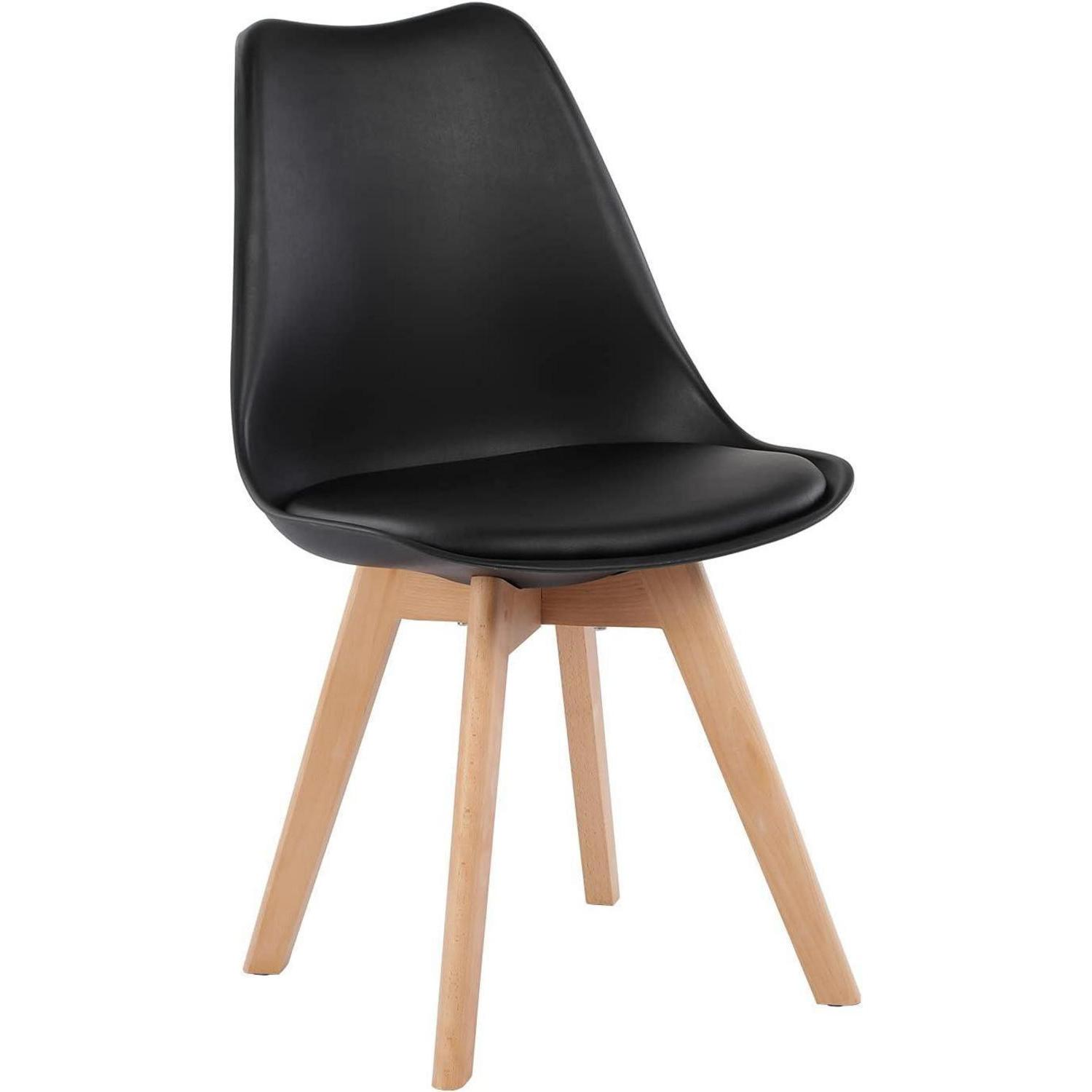 Sedia nera con seduta imbottita e gambe in legno chiaro su sfondo bianco.