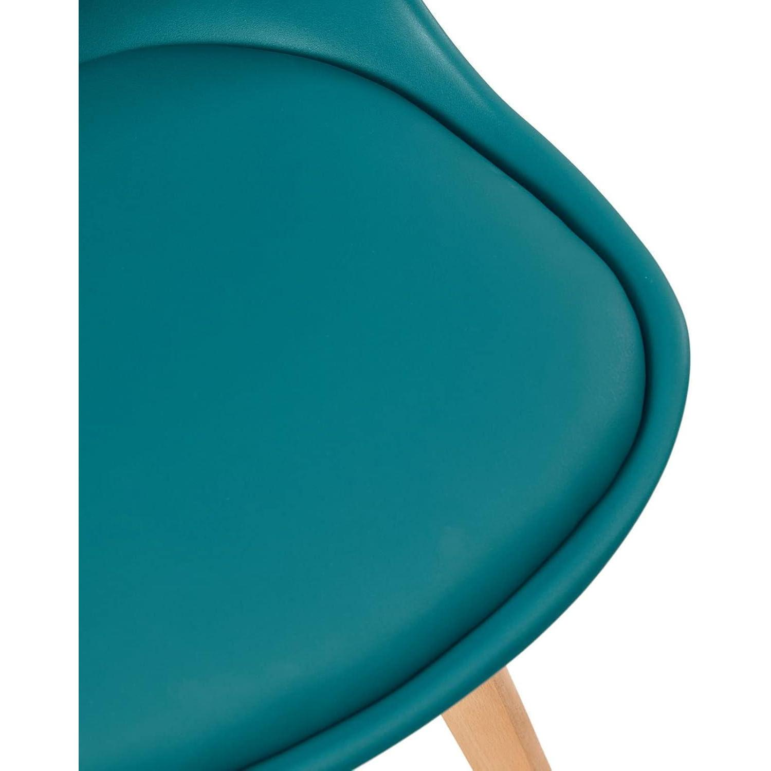 Primo piano di una seduta di sedia verde acqua con gambe in legno su sfondo bianco.