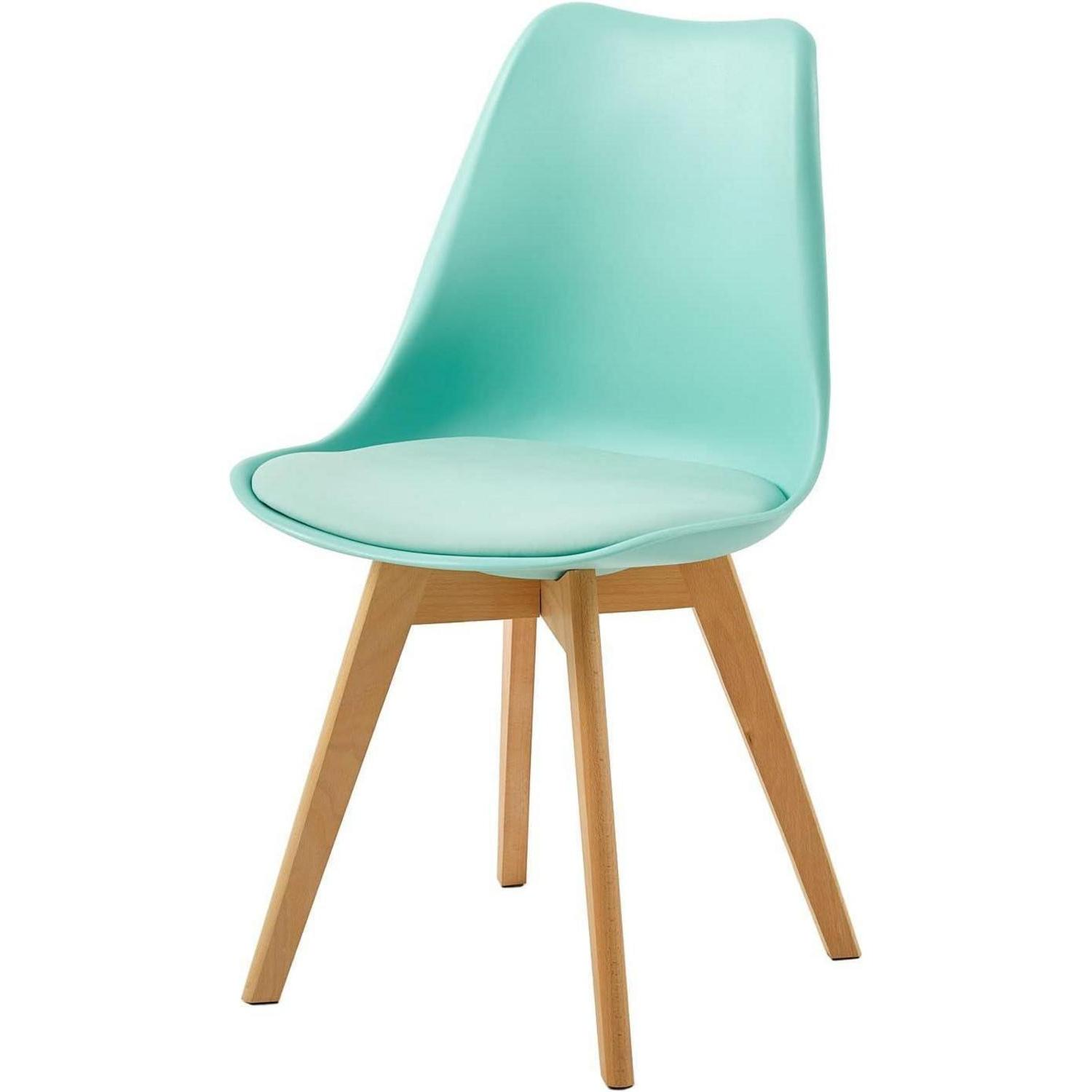 Una sedia moderna verde menta con cuscino coordinato e gambe in legno chiaro su sfondo bianco.