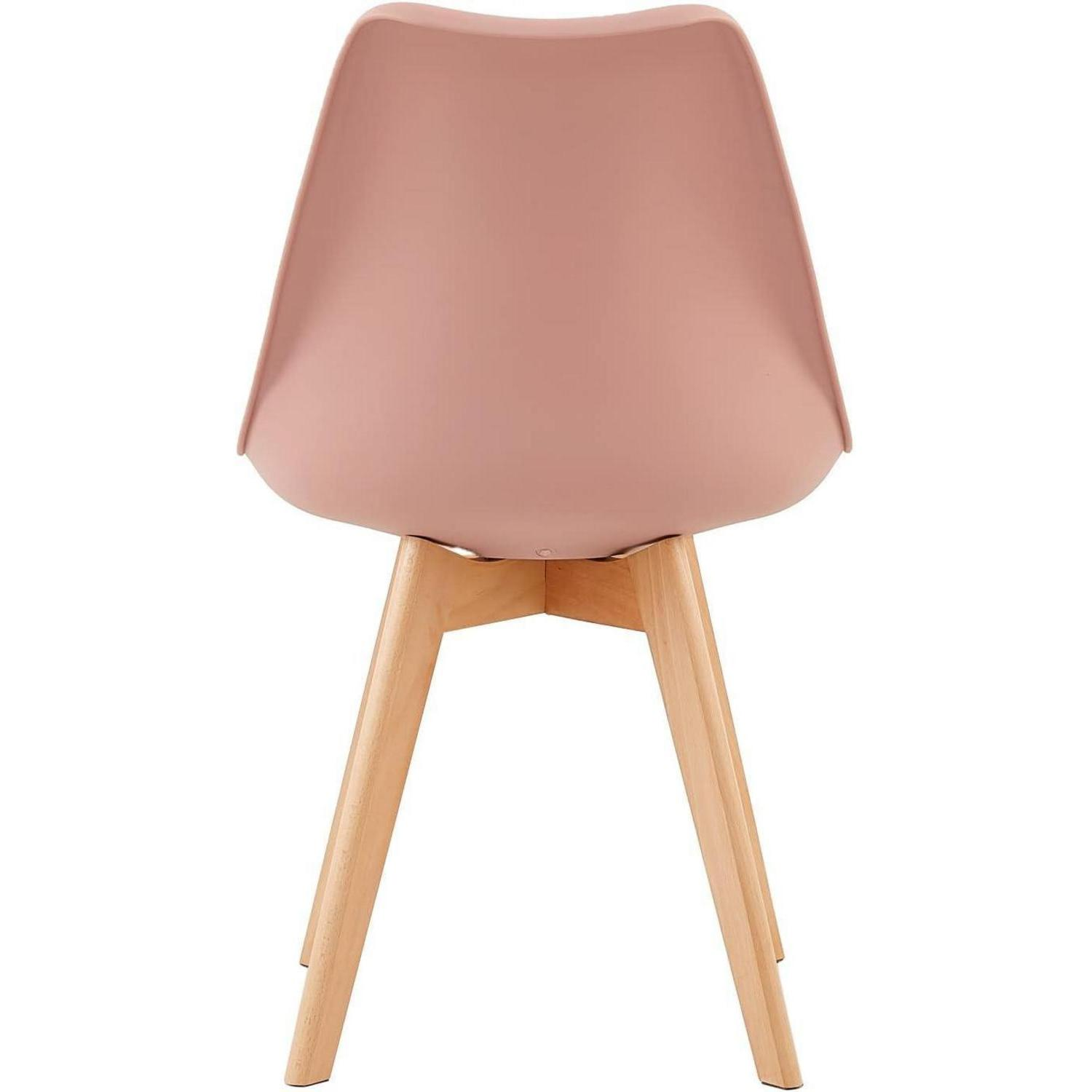Vista posteriore di una sedia rosa con gambe in legno su sfondo bianco.
