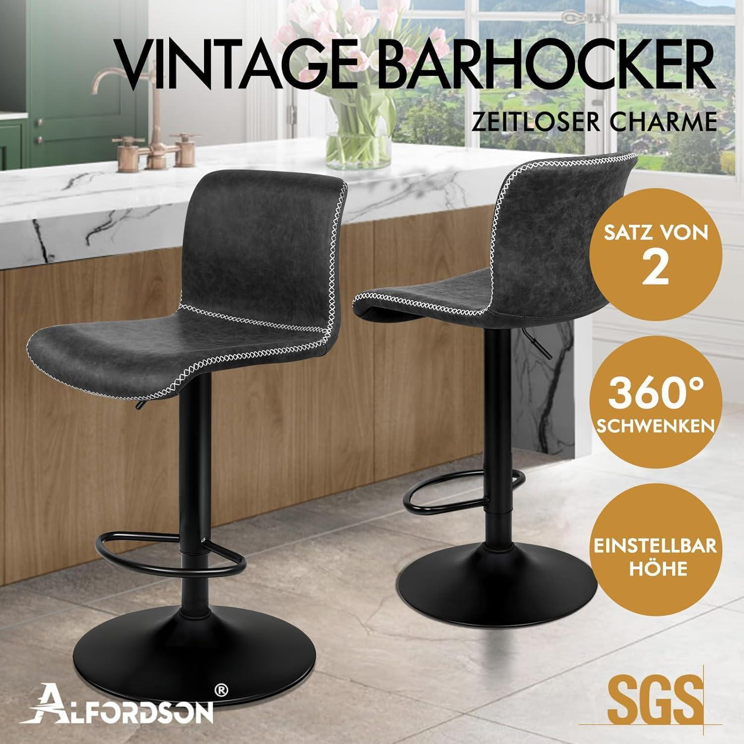 Due sgabelli da bar vintage neri con cuciture bianche, base in metallo nero e cucina moderna.