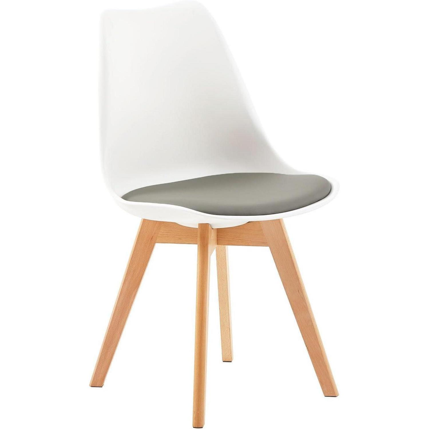Sedia moderna con scocca bianca, cuscino grigio e gambe in legno chiaro su sfondo bianco.