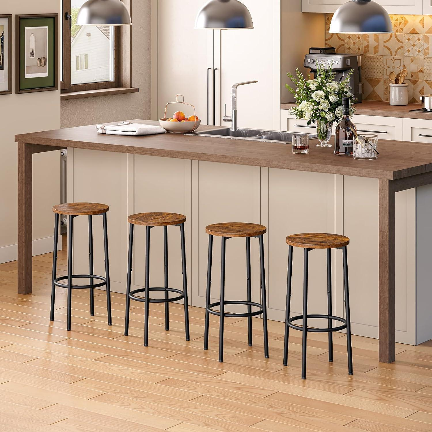 Cucina moderna con bancone in legno, quattro sgabelli, fiori e lampade a sospensione.