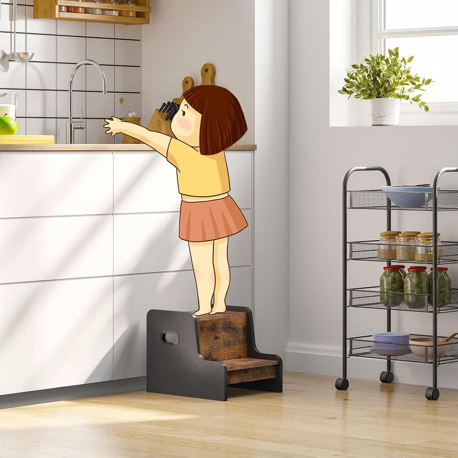 Una bambina in stile cartone animato è in piedi su uno sgabello a due gradini e raggiunge il rubinetto in una cucina luminosa.