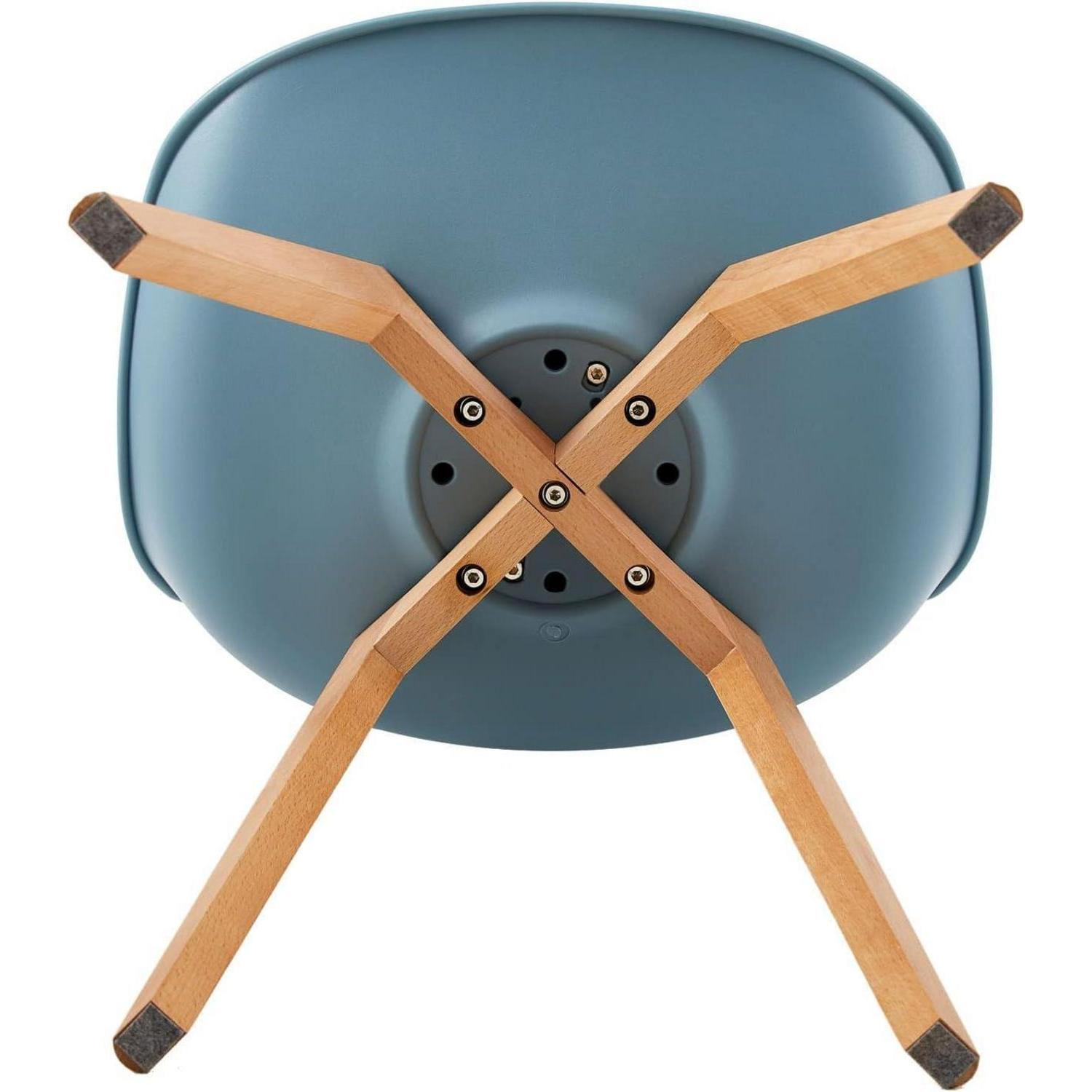 Parte inferiore di una sedia blu con quattro gambe in legno e viti.