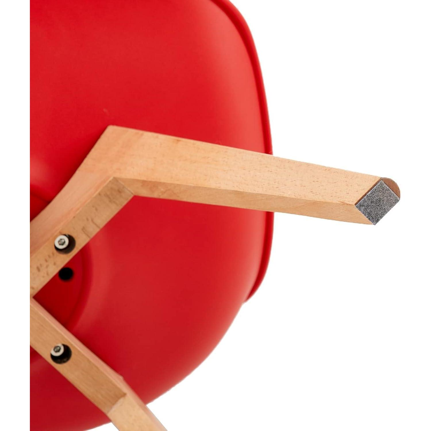 Parte inferiore di una sedia rossa con gambe in legno e feltrini grigi.