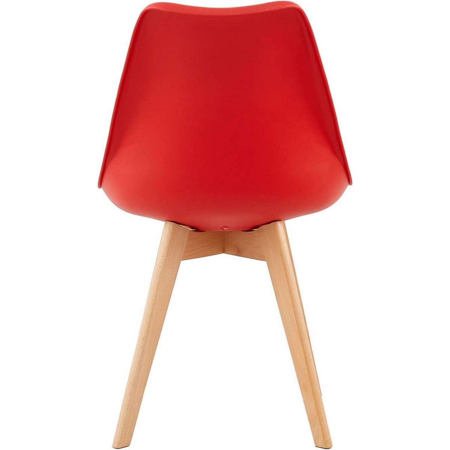 Sedia moderna con seduta in plastica rossa e gambe in legno chiaro, vista da dietro.