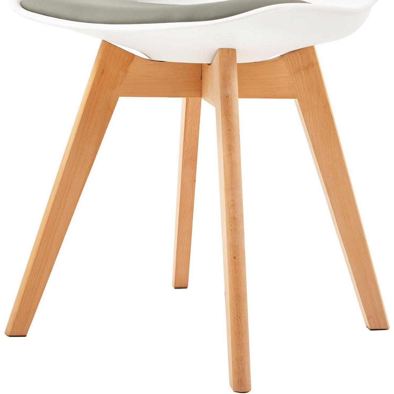 Primo piano delle gambe in legno chiaro e della seduta di una sedia moderna su sfondo bianco.