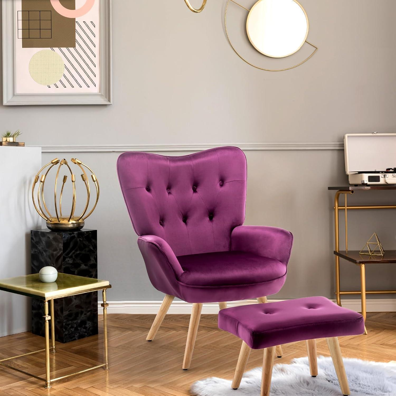Una poltrona viola con pouf abbinato in un elegante soggiorno con decorazioni dorate e pavimenti in legno.