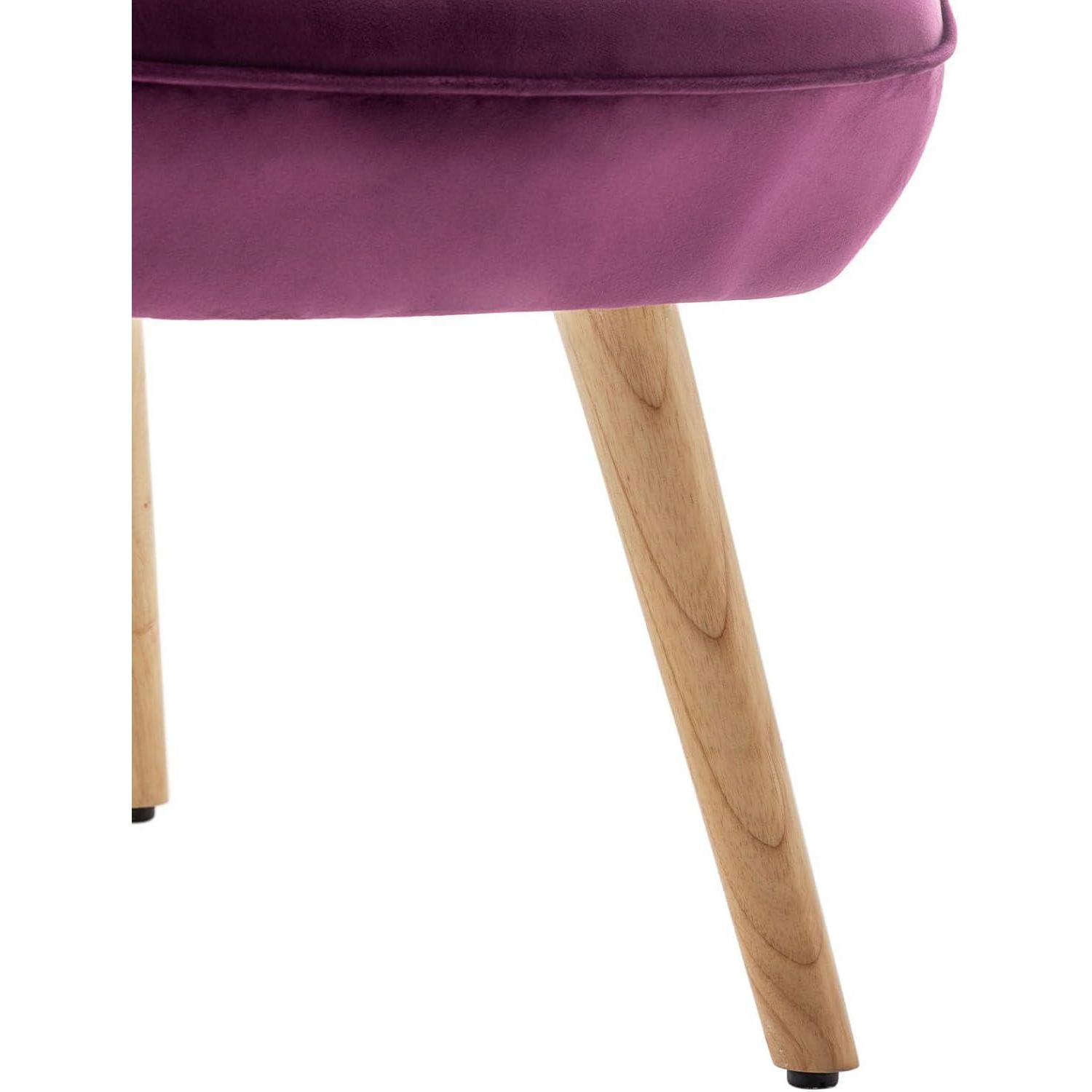 Primo piano di un sedile per sedia in velluto viola con gambe in legno chiaro.