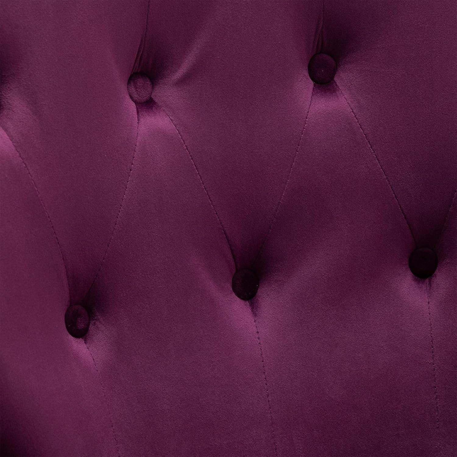 Primo piano di tappezzeria in velluto viola scuro con bottoni e cuciture a rombi.