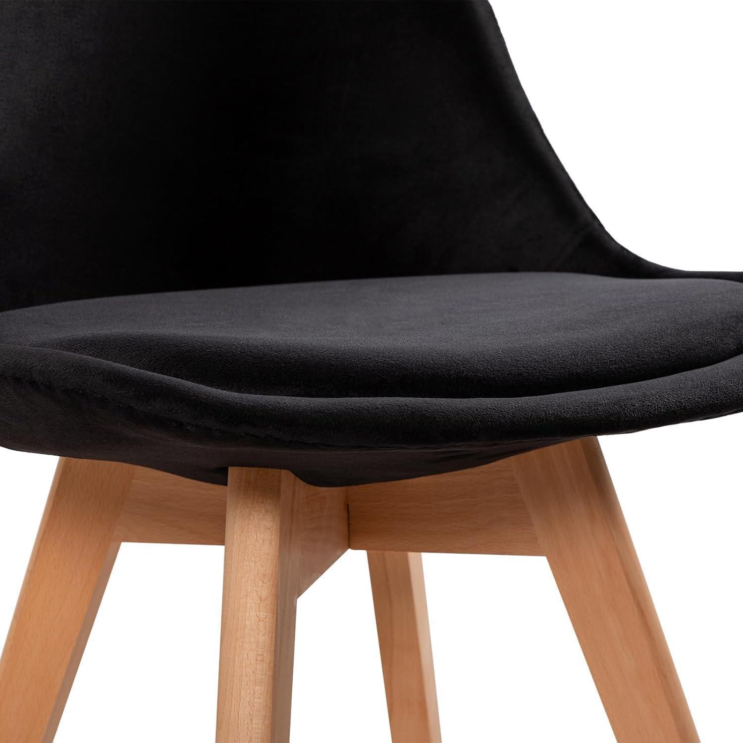 Primo piano di una sedia moderna con seduta imbottita nera e gambe in legno chiaro.