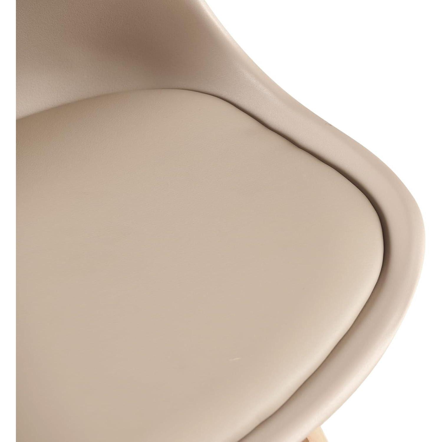 Primo piano di una sedia marrone chiaro con seduta imbottita su sfondo bianco.