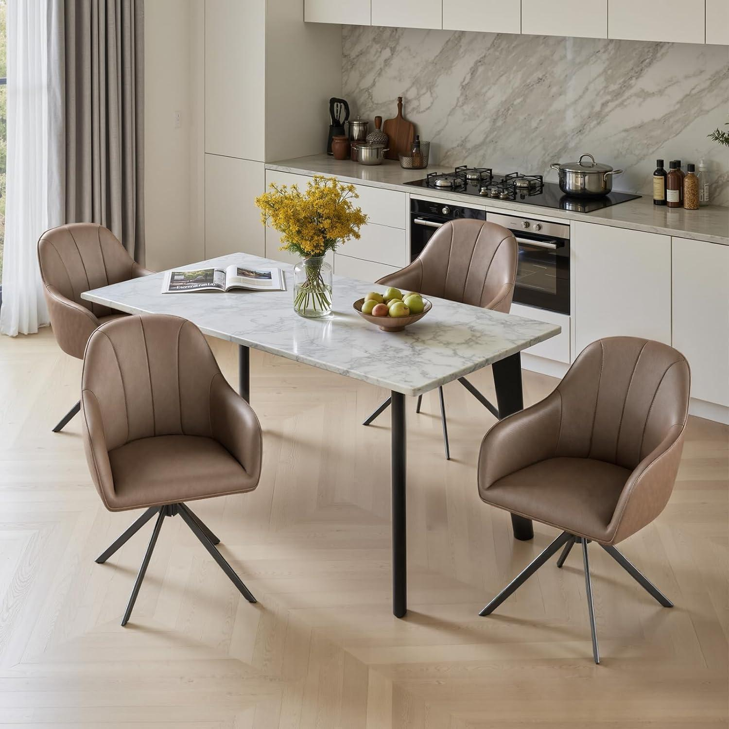 Set da pranzo moderno con tavolo in marmo e sedie marroni in cucina.