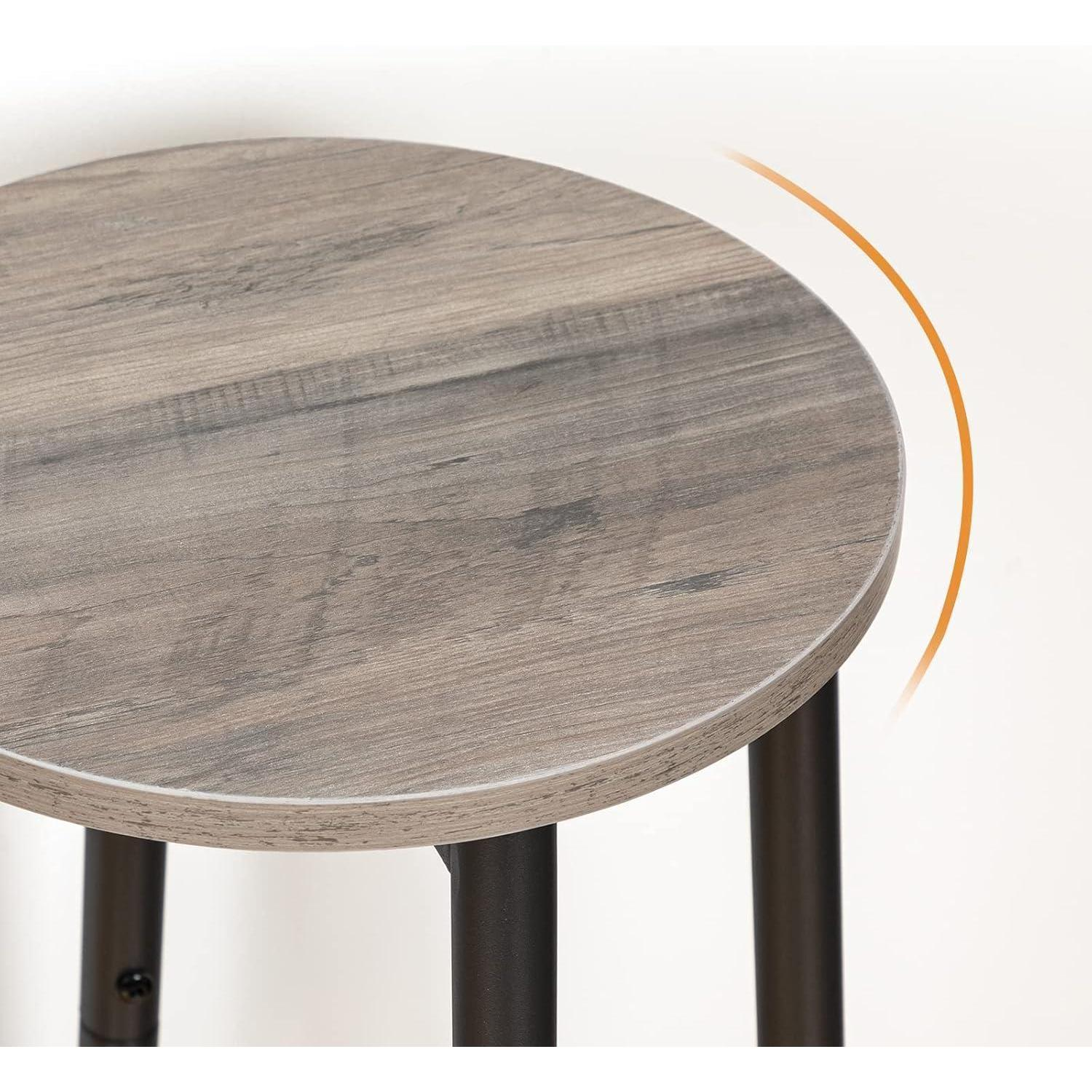 Uno sgabello rotondo in legno con venature grigie e gambe in metallo nero.