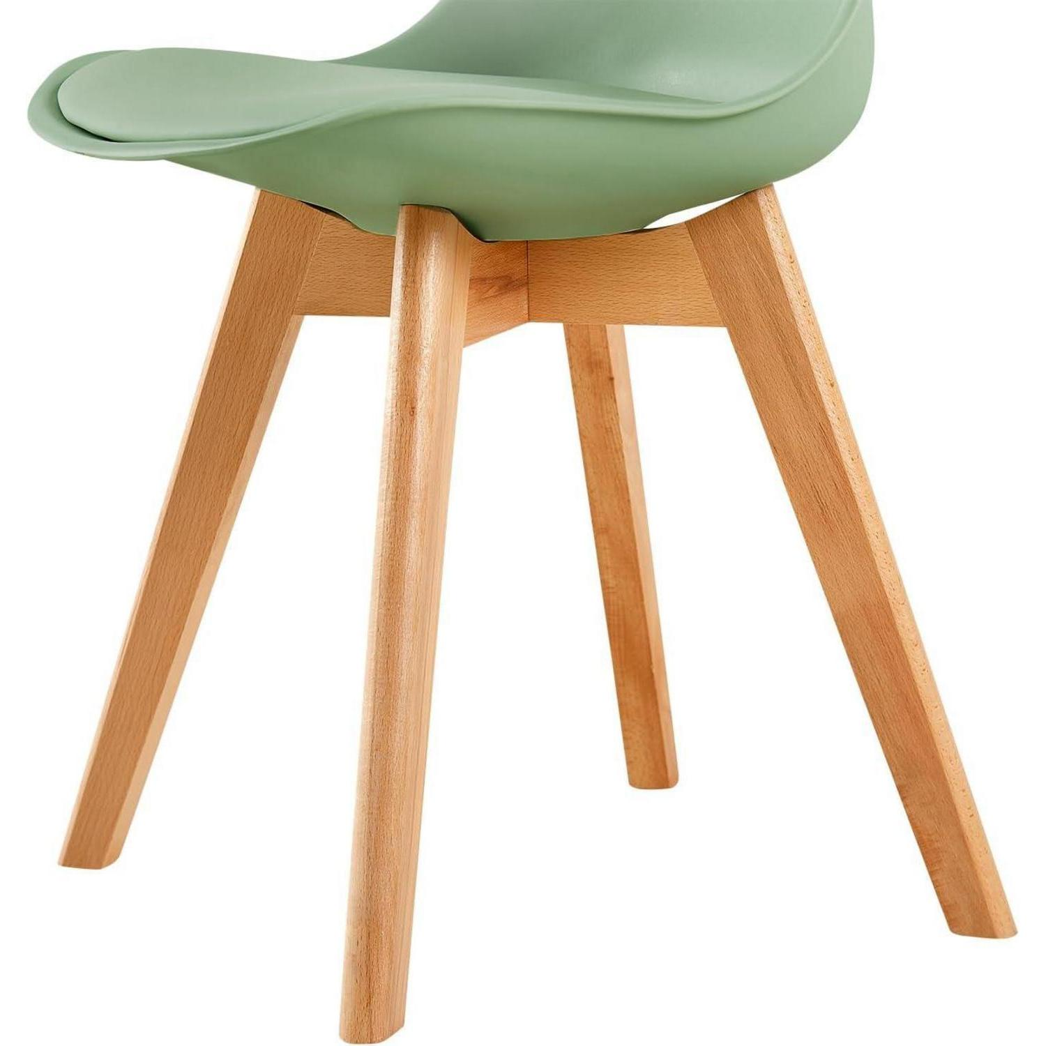 Una sedia verde con seduta imbottita e quattro gambe in legno chiaro su fondo bianco.