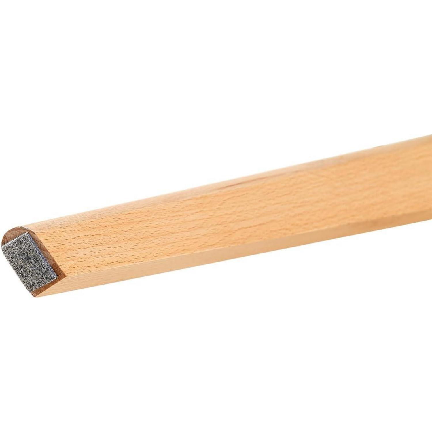 Gambas per mobili in legno chiaro con feltrino grigio sul fondo angolato su sfondo bianco.