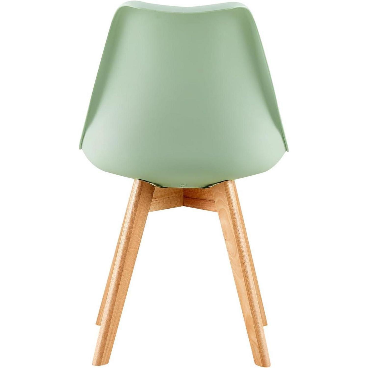 Una sedia verde con gambe in legno su sfondo bianco.