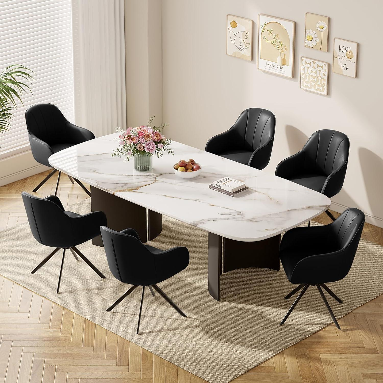 Moderno tavolo da pranzo con piano in marmo bianco e sei sedie nere su pavimento in legno e tappeto.