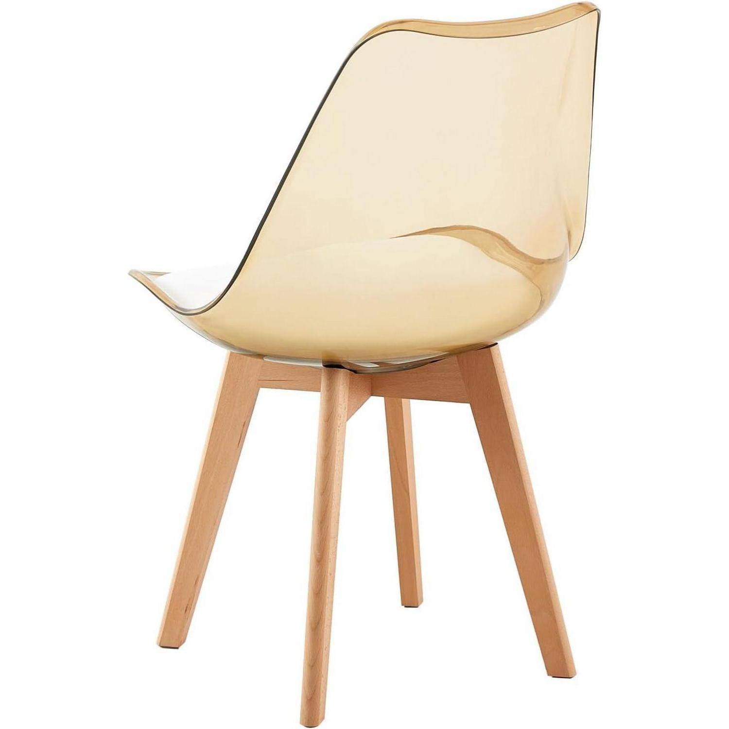 Sedia moderna con scocca trasparente color oro e quattro gambe in legno chiaro su sfondo bianco.