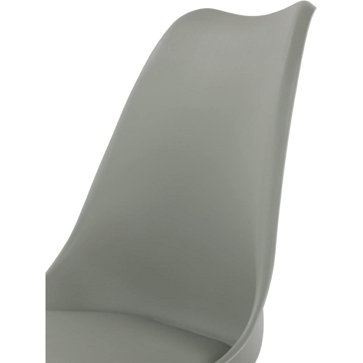 Primo piano dello schienale e della seduta grigi di una moderna sedia di plastica su sfondo bianco.