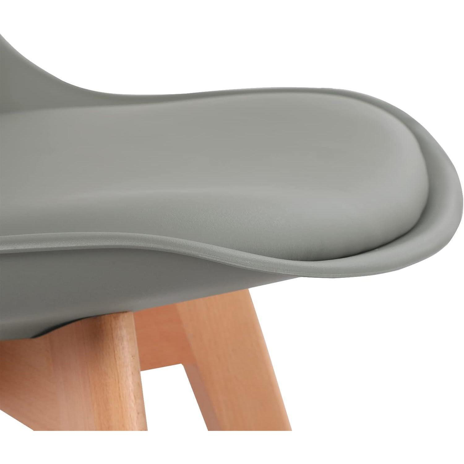 Primo piano di una sedia grigia con gambe in legno su sfondo bianco.