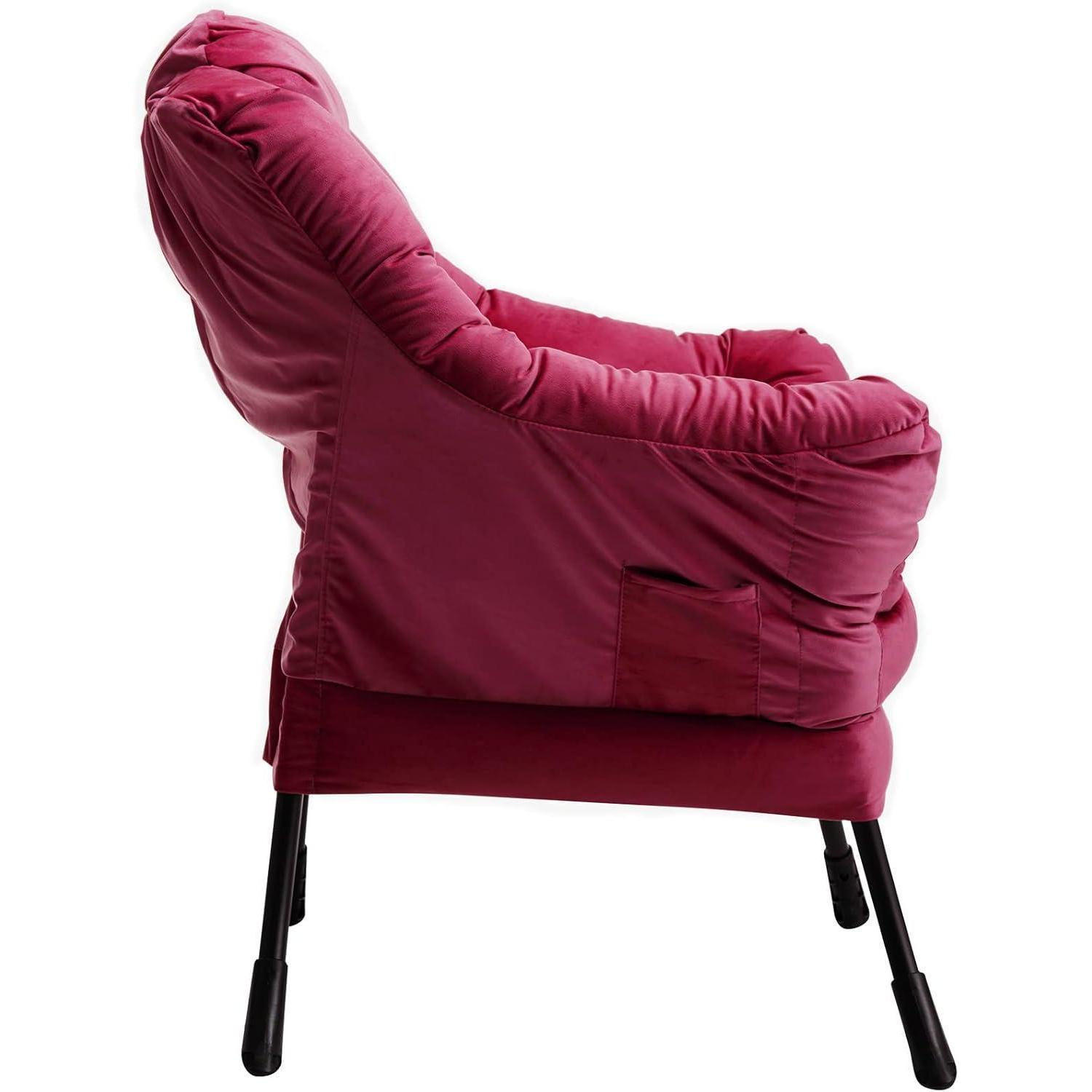 Una poltrona rosa in peluche con tasca laterale poggia su quattro gambe in metallo nero su sfondo bianco.