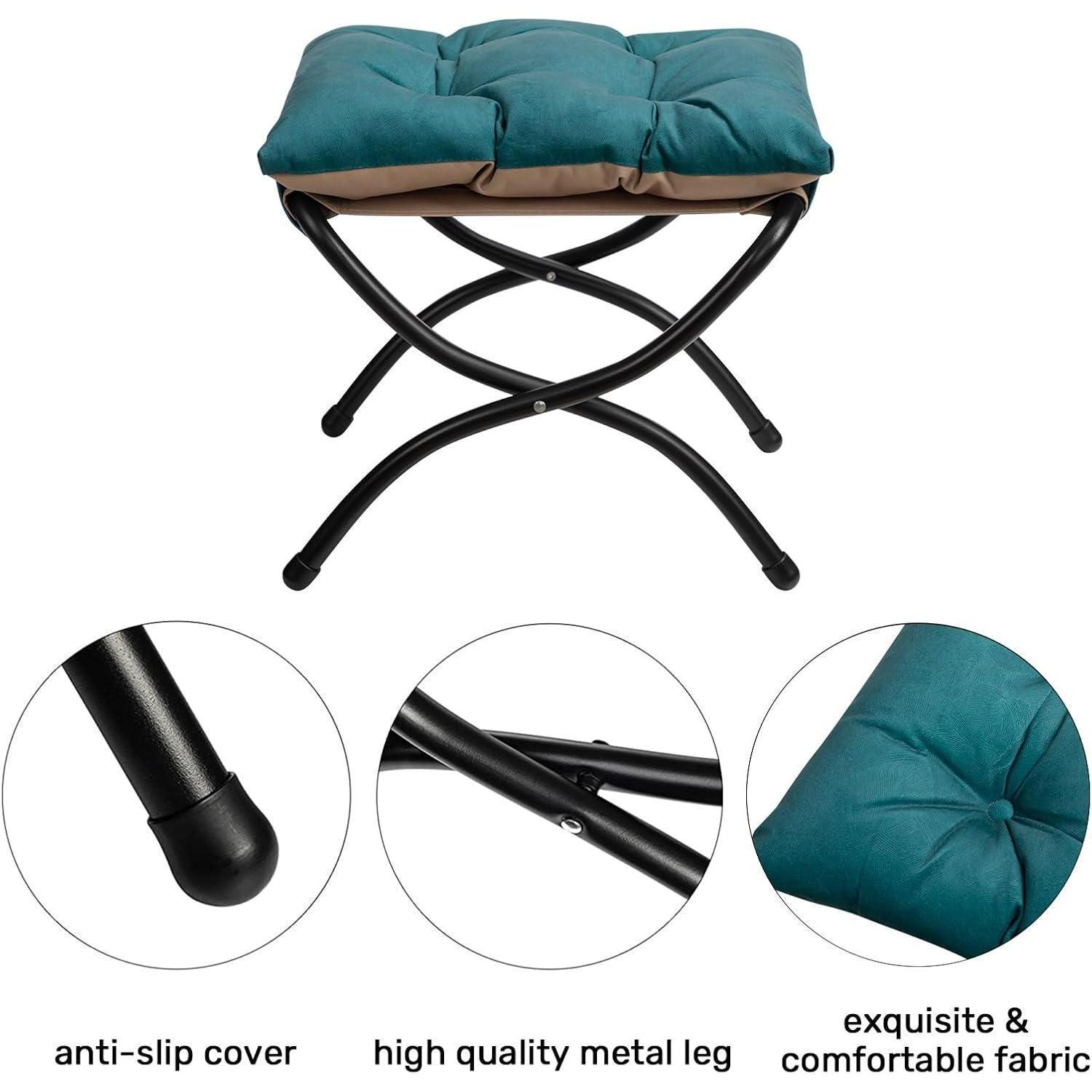 Sgabello pieghevole con struttura in metallo nero e seduta blu, con primi piani di piede, gambe e tessuto.