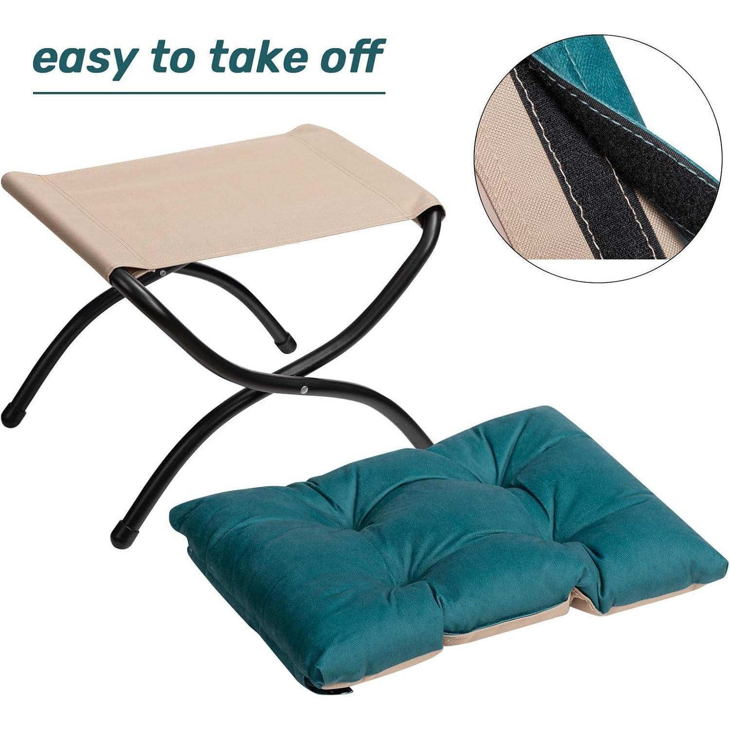 Uno sgabello da campeggio pieghevole con seduta beige e cuscino verde scuro rimovibile, con velcro.