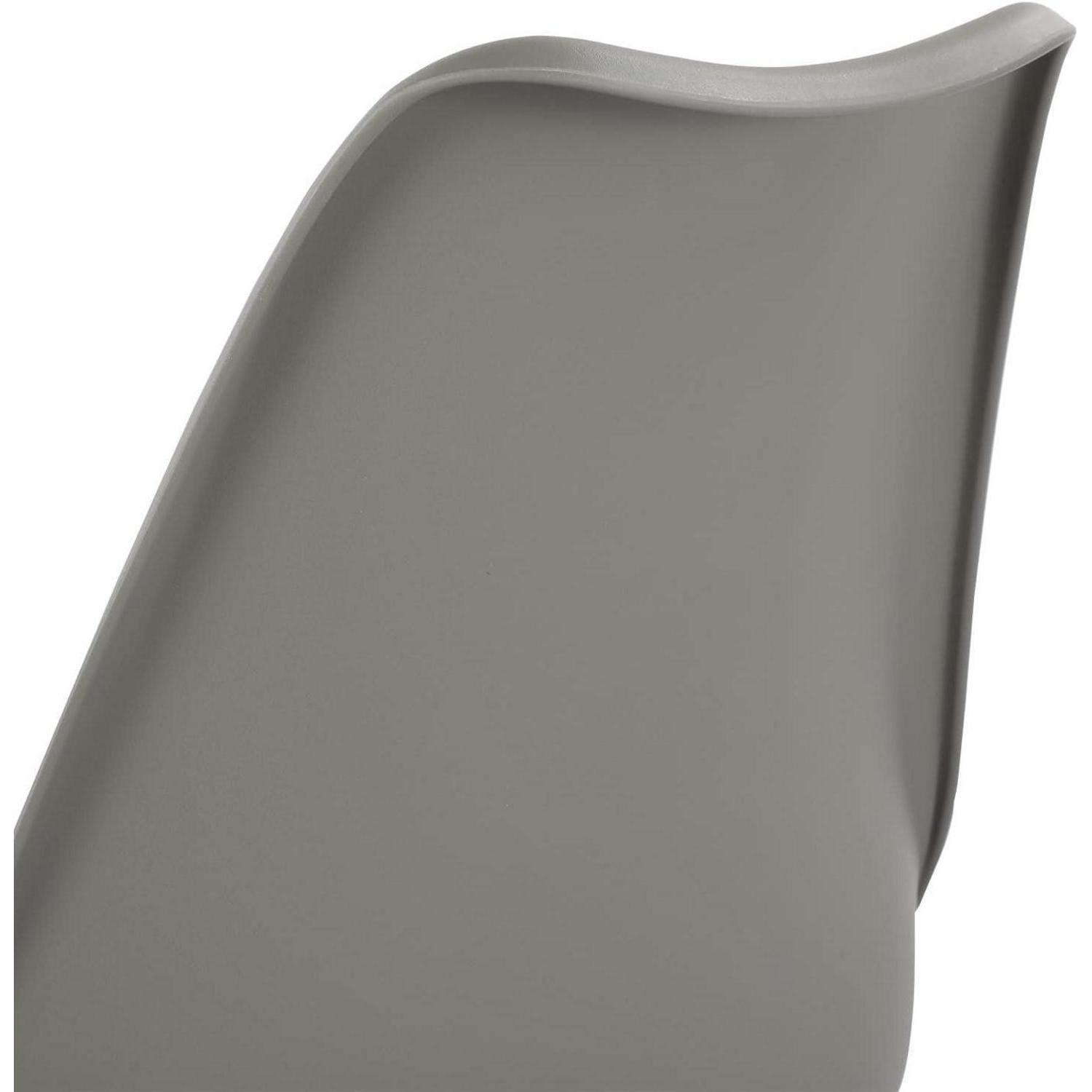 Primo piano dello schienale di una sedia di plastica grigia.