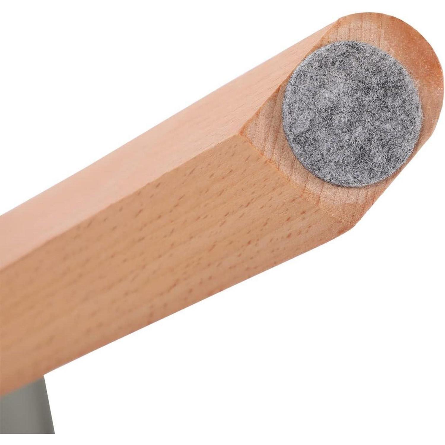 Un feltrino grigio è attaccato al fondo di una gamba di sedia in legno inclinata.