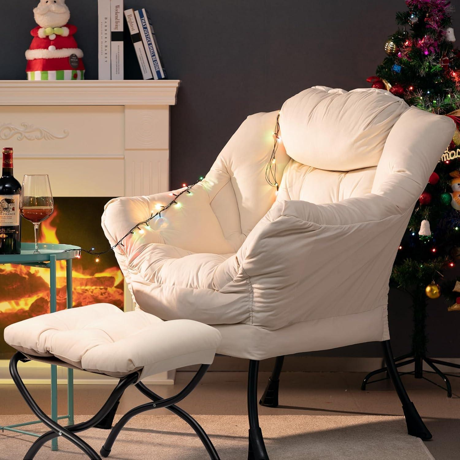 Poltrona e poggiapiedi crema con luci, camino, albero di Natale e vino.