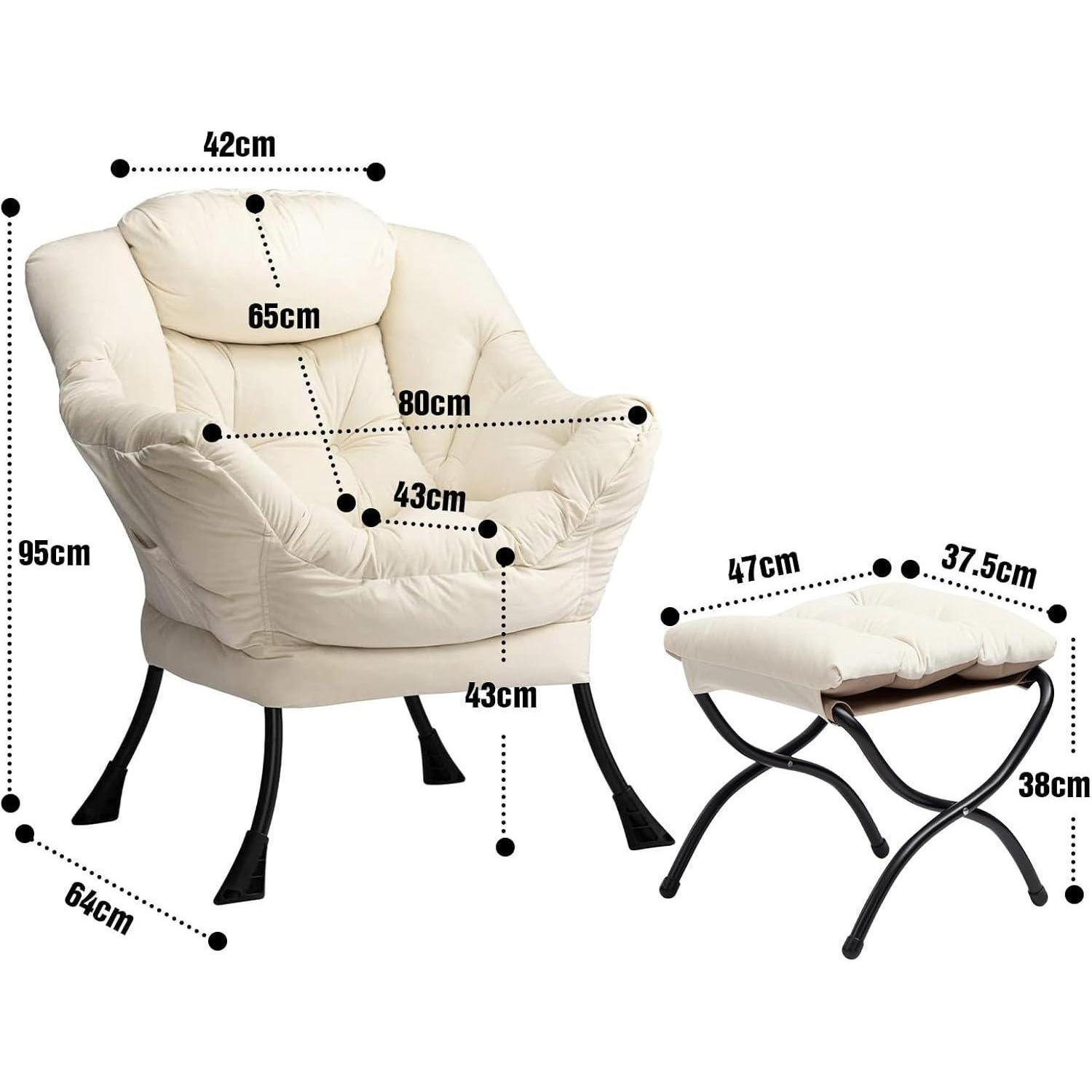 Poltrona imbottita beige con poggiapiedi abbinato, gambe in metallo nero e misure sovrapposte.