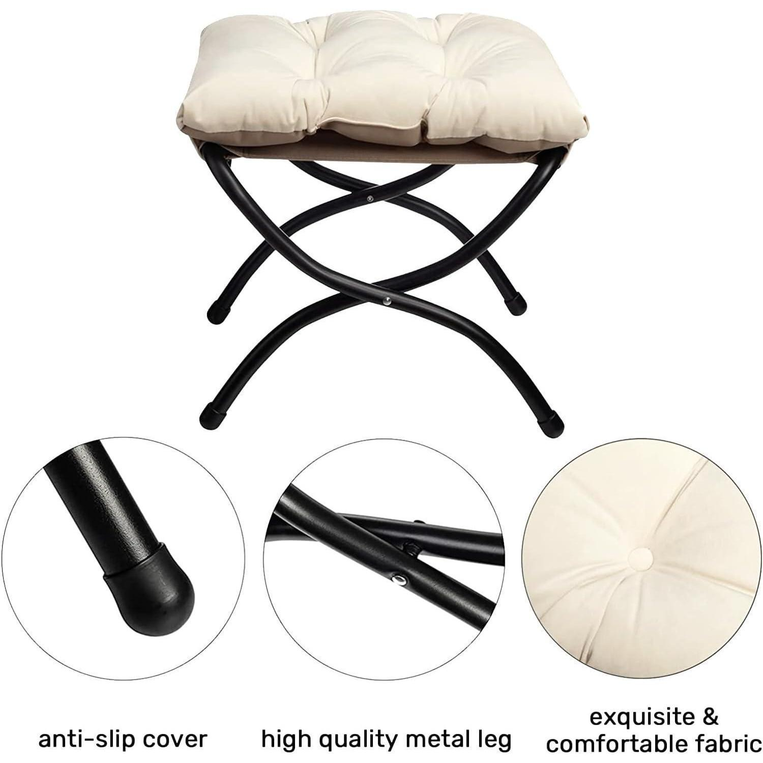 Uno sgabello pieghevole con struttura in metallo nero e cuscino beige, con dettagli di piedini antiscivolo e tessuto.