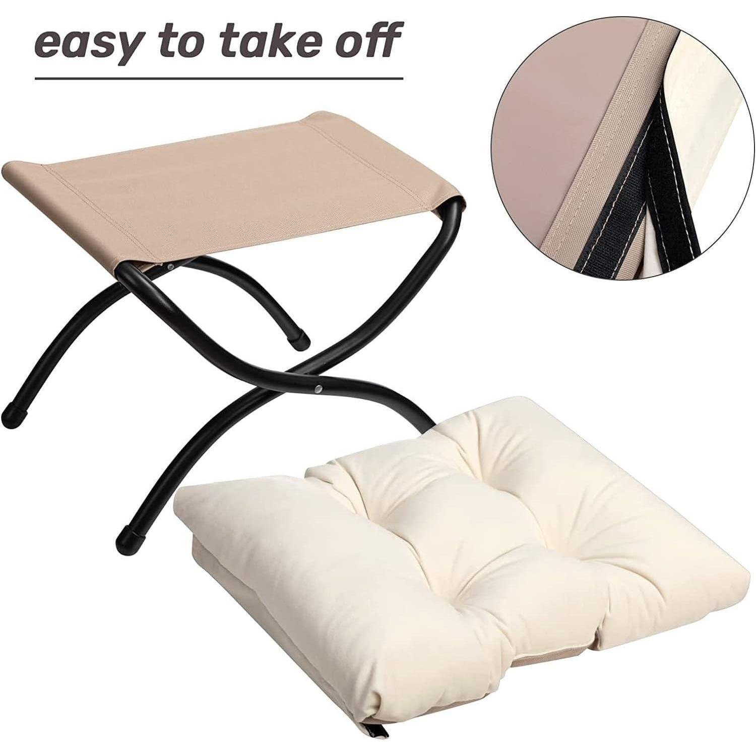 Sgabello da campeggio portatile con struttura in metallo nero, seduta beige e cuscino rimovibile.
