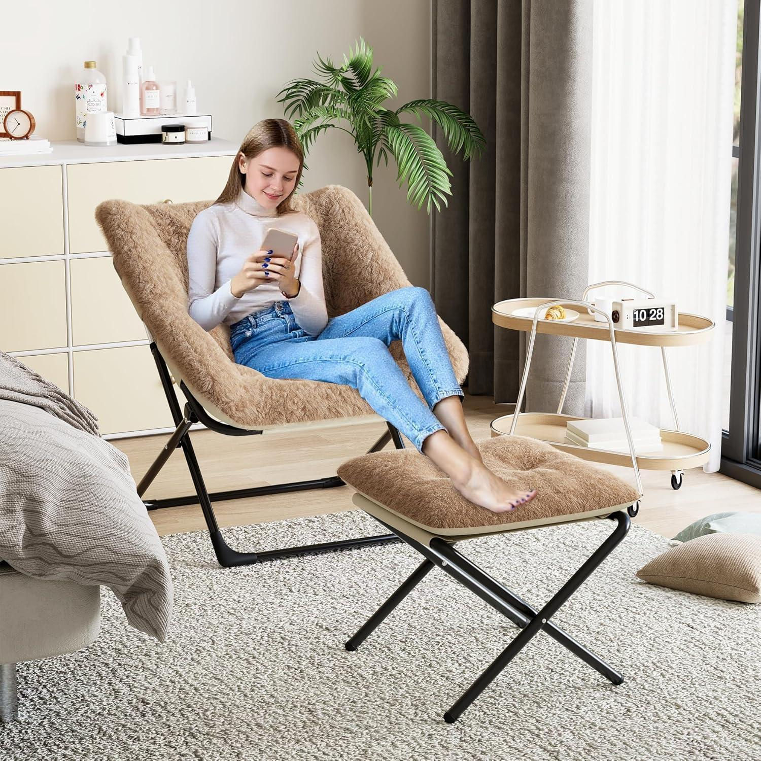 Donna siede su una poltrona soffice, usa lo smartphone e appoggia i piedi su uno sgabello coordinato in una stanza luminosa.